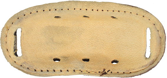 Mentonnière, envers/revers.