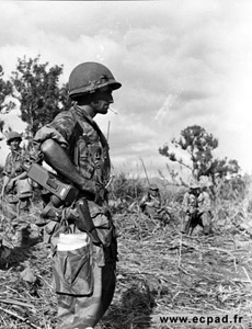 Utilisation de casques US M-1 en Indochine. Utilisation de casques US M-1 en Indochine.
