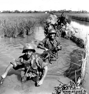Utilisation de casques US M-1 en Indochine. Utilisation de casques US M-1 en Indochine.