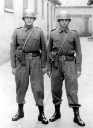 Militaires argentins coiffés du sous-casque. Militaires argentins coiffés du sous-casque.