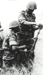 Entraînement des EO de l'Ecole Interarmes du Cameroun en 1960. Entraînement des EO de l'Ecole Interarmes du Cameroun en 1960.