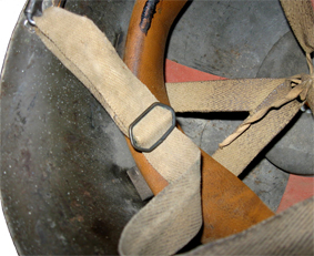 Jugulaire genre Mark III britannique.