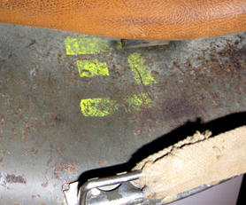 Marquage peinture jaune.