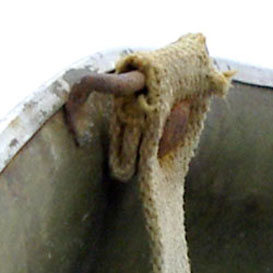 Pontet en U courbé par l'usage.