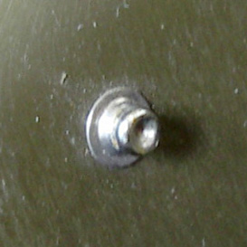 Bouton de fixation de la jugulaire.