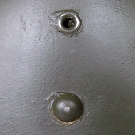 Œillet d'aération et rivet de coiffe.
