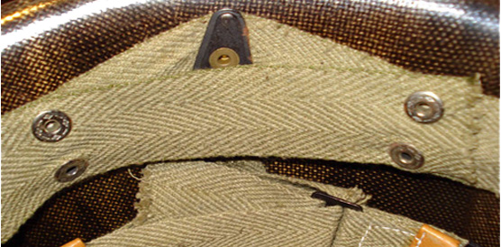 Protecteur de nuque fixé par boutons-pression.