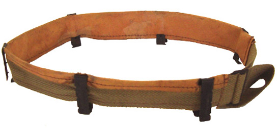 1951 à 1955, cuir fauve sur ruban kaki, ferrures bondérisées noir.