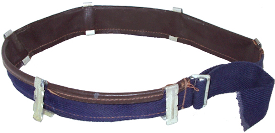 1953 à 1960, cuirmarron sur rubanbleu marine, ferrures cadmiées.