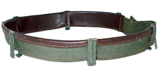 À partir de 1961, cuir havane sur ruban vert armée, ferrures peintes vert armée.