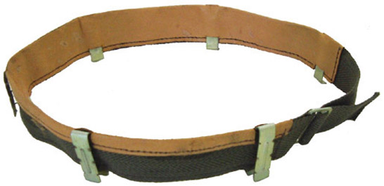 1951 à 1955, cuir fauve sur ruban kaki, ferrures cadmiées.