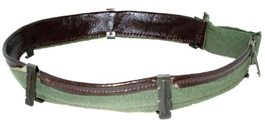 À partir de 1961, cuir havane sur ruban vert armée, ferrures laiton bronzé noir.