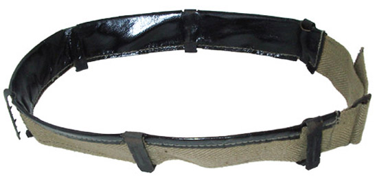 1954 chez SIA, cuir noir (non conforme) sur ruban kaki, ferrures bondérisées noir.