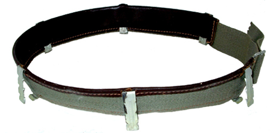 À partir de 1961, cuir havane sur ruban vert armée, ferrures cadmiées.