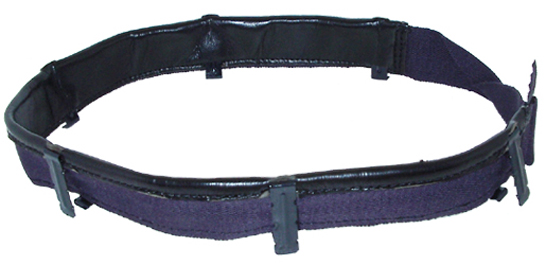 À partir de 1961, cuir noir sur rubanbleu marine, ferrures vernies noir.