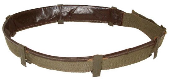 1953 à 1960, cuirmarron sur ruban kaki, ferrures peintes kaki.