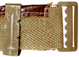 Pince-ressort et boucle vernies kaki.