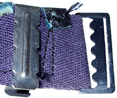 Pince-ressort et boucle vernies bleu marine.