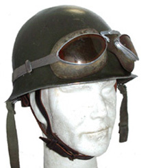 Mle 51 porté avec un casque métallique.