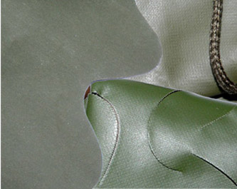 Différences de nuance du vert armée.