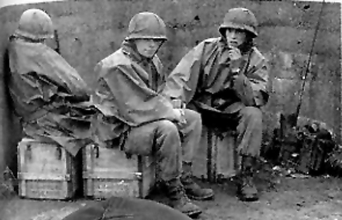 Confection de couvre-casques à l'échelle du régiment, 35è RI vers 1968.