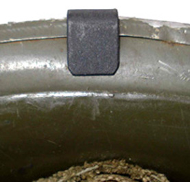 Ancrage sur le bord du casque.