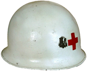 Casque métallique blanc.