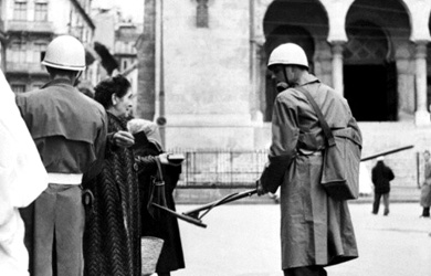 En AFN, fouille des civils à la poêle-à-frire dans les rues d'Alger.