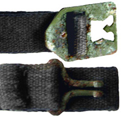 Jugulaire de toile noire.