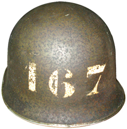 Casque et sous casque portant l'indication du poste de combat.