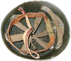 Casque et sous casque portant l'indication du poste de combat.