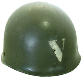 Casque et sous casque portant l'indication du poste de combat.