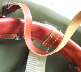 Cuir rouge caractéristique.