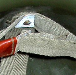 Boucle à l'extrémité droite du bandeau.