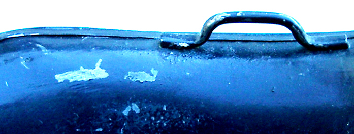 Traces de meulage de l'ancien pontet à gauche du nouveau. Traces de meulage de l'ancien pontet à gauche du nouveau.