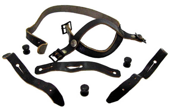 Jugulaire en cuir noir, Mle Gendarmerie pour le casque métallique TAP (Mle 56). Jugulaire en cuir noir modèle Gendarmerie pour le casque métallique TAP (modèle 1956).