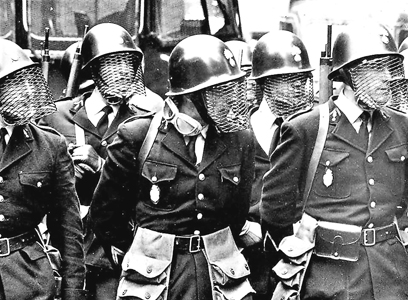 Escadron doté d'une protection faciale artisanale. Escadron doté d'une protection faciale artisanale.