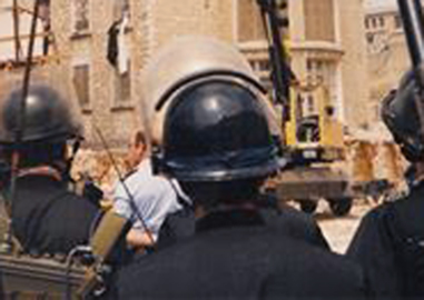 Visière relevée. Visière relevée.