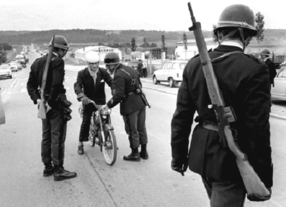 GM équipés de Mle 56 TAP repeints en bleu. GM équipés de Mle 56 TAP repeints en bleu.