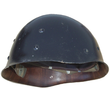 Sous-casque repeint extérieurement en bleu. Sous-casque repeint extérieurement en bleu.