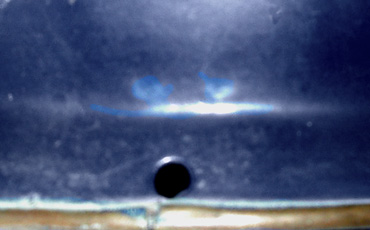 Extérieurement, les 2 points de soudure provoquent une petitr dépression.