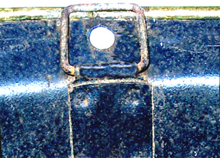 Les 2 points de soudure électrique par résistance.