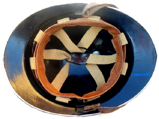 Coiffe ABEFRA enfilée classiquement sur des lamelles en T renversé.