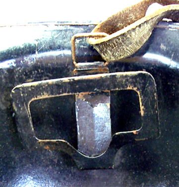 Lame-ressort latérale et dé de jugulaire.