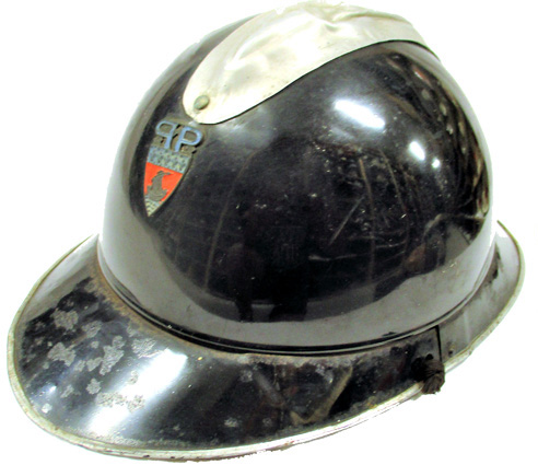 Casque type 20 modifié  d'une panoplie pour enfant.