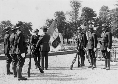Remise du drapeau du groupement de Dijon à la CRS 81 en 1945.