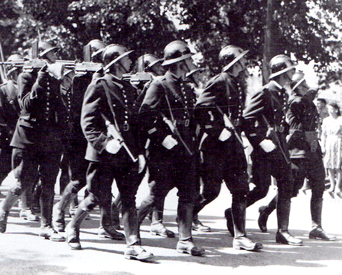 Remise du drapeau du groupement de Dijon à la CRS 81 en 1945.