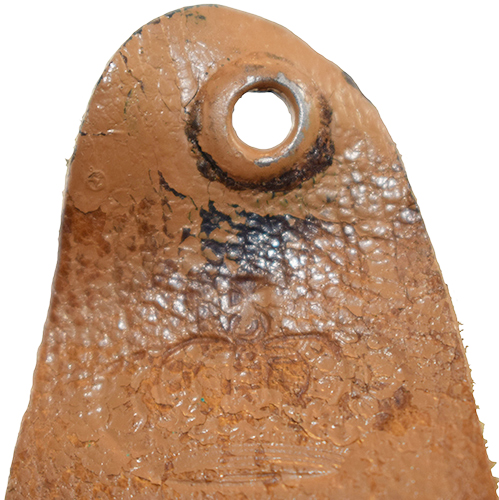 Extrémité peinte en beige. Extrémité peinte en beige.