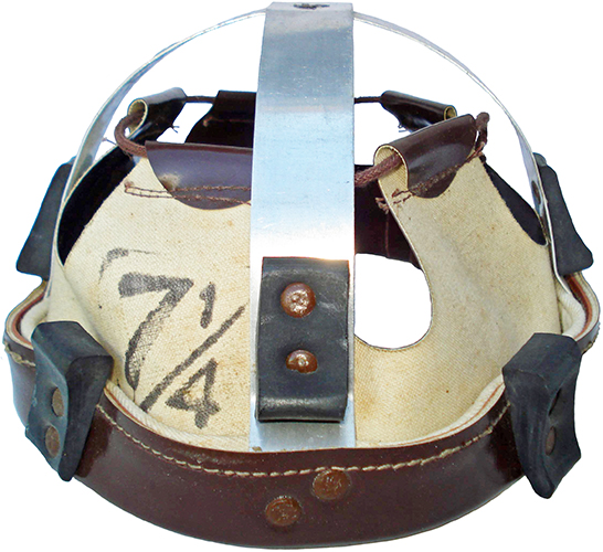 Coiffe sur armature métallique. Coiffe sur armature métallique.