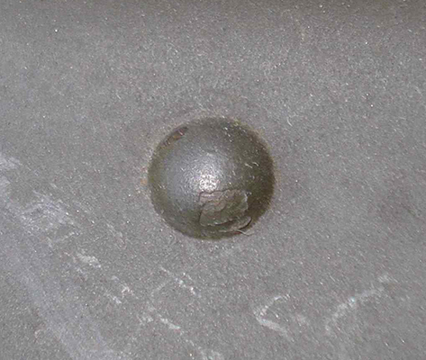 Tête de rivet hémisphérique de maintien des fourreaux de jugulaire. Tête de rivet hémisphérique de maintien des fourreaux de jugulaire.